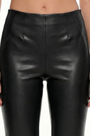 Pantalón acampanado de piel sintética