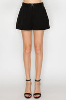 Short con cinturón metálico elegante