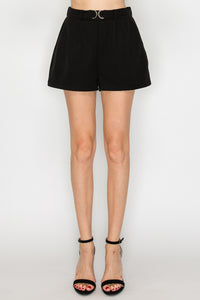 Short con cinturón metálico elegante