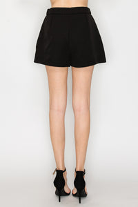 Short con cinturón metálico elegante