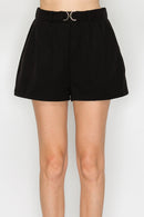 Short con cinturón metálico elegante