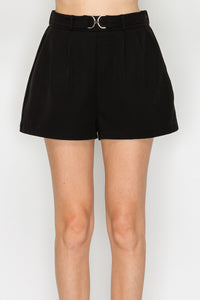 Short con cinturón metálico elegante