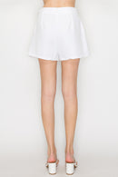 Short con cinturón metálico elegante