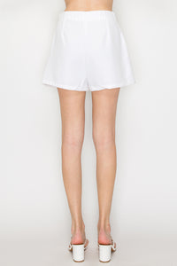 Short con cinturón metálico elegante