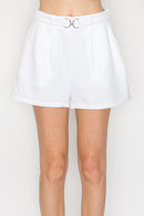 Short con cinturón metálico elegante