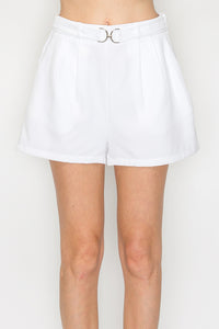 Short con cinturón metálico elegante