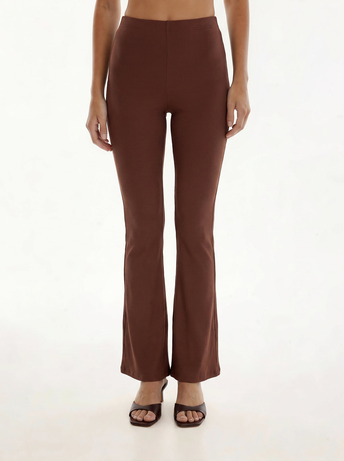 Pantalón acanalado de corte campana