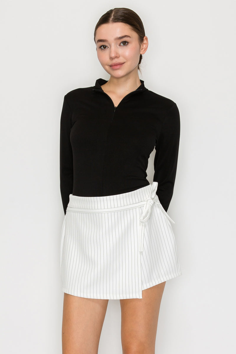 Blusa cuello alto con cierre frontal
