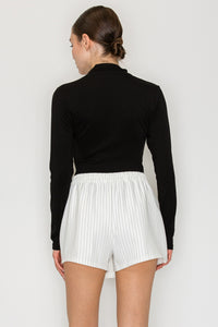 Blusa cuello alto con cierre frontal