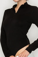 Blusa cuello alto con cierre frontal
