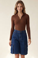 Blusa cuello alto con cierre frontal