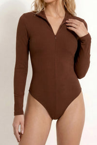 Blusa cuello alto con cierre frontal