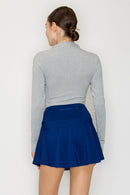 Blusa cuello alto con cierre frontal