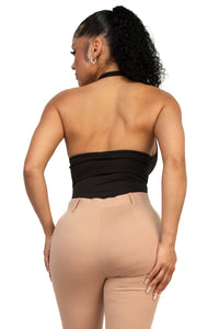 Top halter negro con escote drapeado