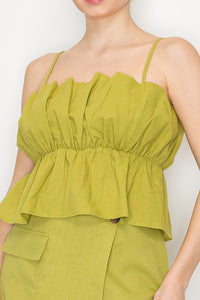 Blusa de tirantes con diseño fruncido y volantes