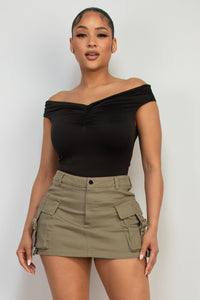 Blusa ajustada de manga corta con escote en off-shoulder