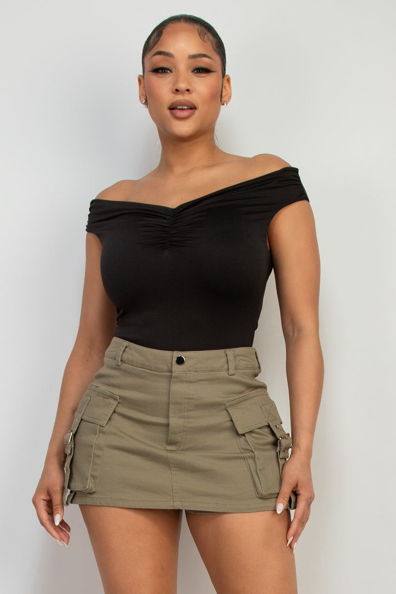 Blusa ajustada de manga corta con escote en off-shoulder