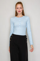 Blusa henley acanalada con botones