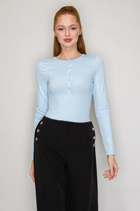 Blusa henley acanalada con botones