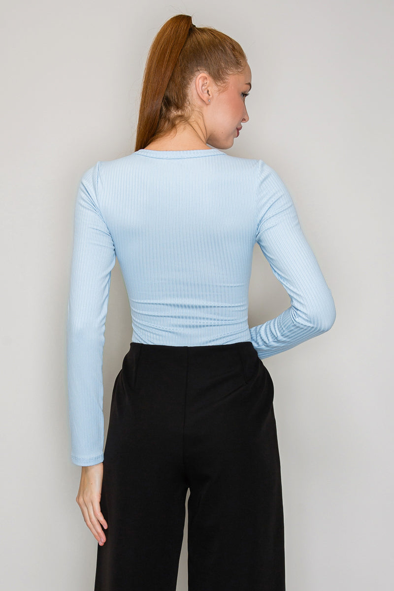 Blusa henley acanalada con botones