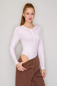Blusa henley acanalada con botones