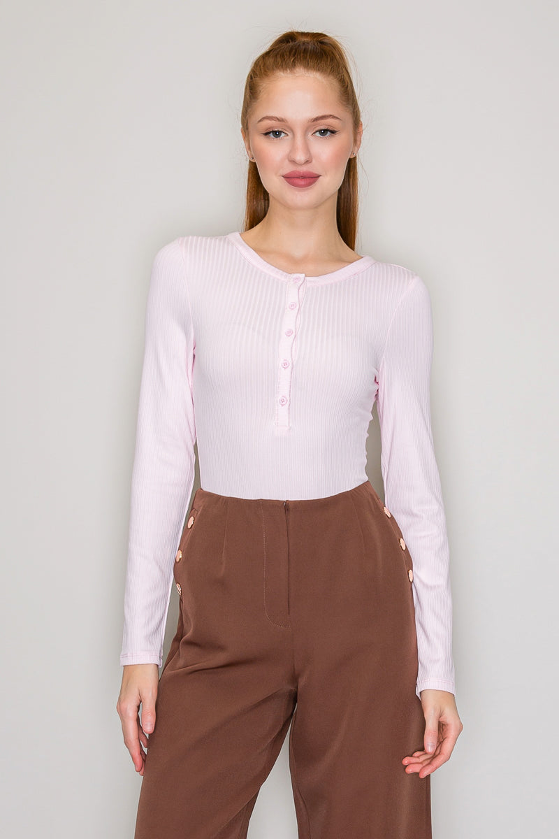 Blusa henley acanalada con botones