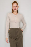 Blusa henley acanalada con botones