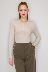 Blusa henley acanalada con botones