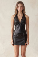 Top halter de piel sintética con remaches