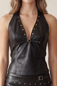 Top halter de piel sintética con remaches