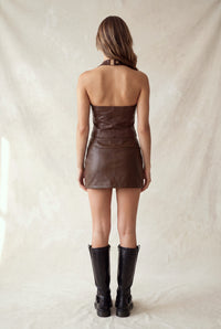 Top halter de piel sintética con remaches