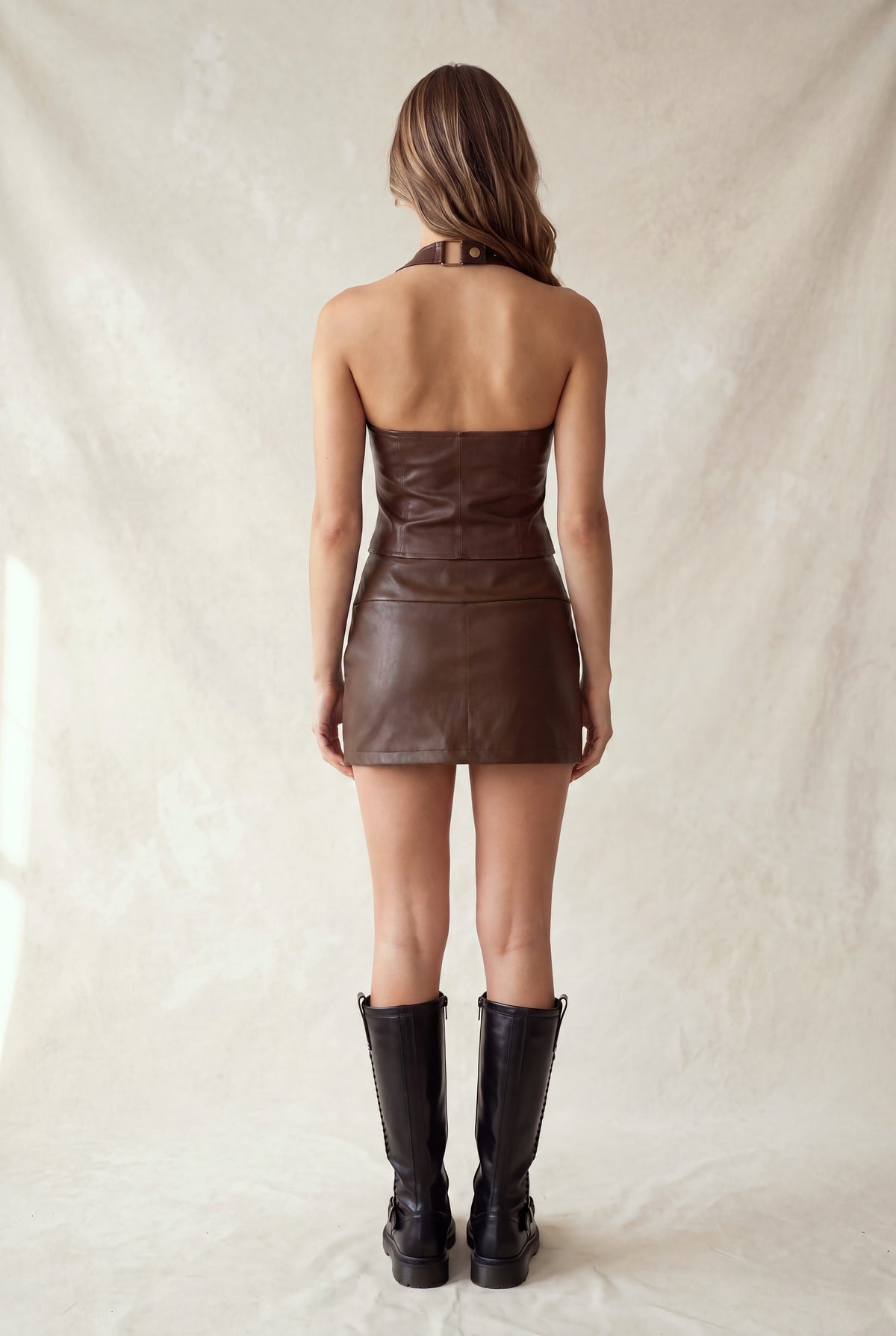 Top halter de piel sintética con remaches