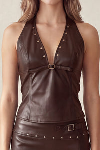 Top halter de piel sintética con remaches