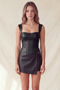 Corset de piel sintética con tirantes anchos