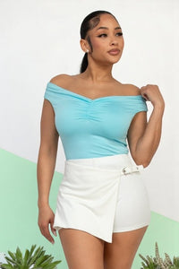 Blusa ajustada de manga corta con escote en off-shoulder