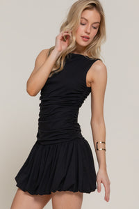 Vestido marfil sin mangas con falda globo y fruncido lateral