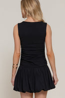 Vestido marfil sin mangas con falda globo y fruncido lateral