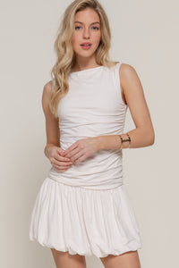 Vestido marfil sin mangas con falda globo y fruncido lateral