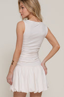 Vestido marfil sin mangas con falda globo y fruncido lateral