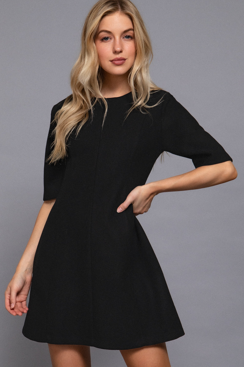 Vestido negro entallado manga 3/4