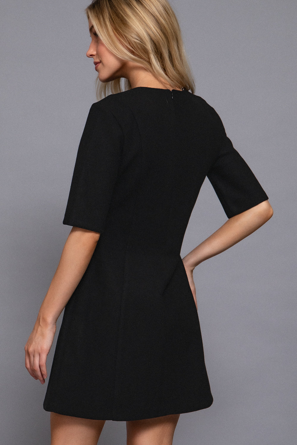 Vestido negro entallado manga 3/4