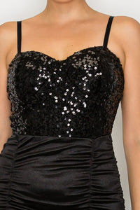 Vestido largo satinado negro con lentejuelas