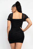 Vestido negro ajustado con mangas de tul