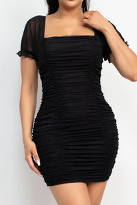 Vestido negro ajustado con mangas de tul