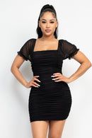 Vestido negro ajustado con mangas de tul