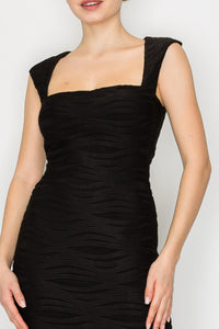 Vestido corto coral escote cuadrado con textura