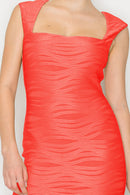 Vestido corto coral escote cuadrado con textura