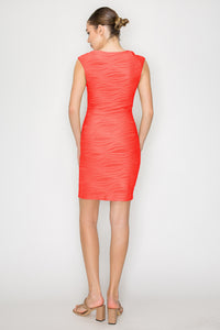 Vestido corto coral escote cuadrado con textura