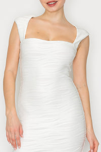 Vestido entallado elegante con textura y escote cuadrado