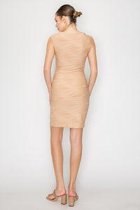 Vestido entallado elegante con textura y escote cuadrado
